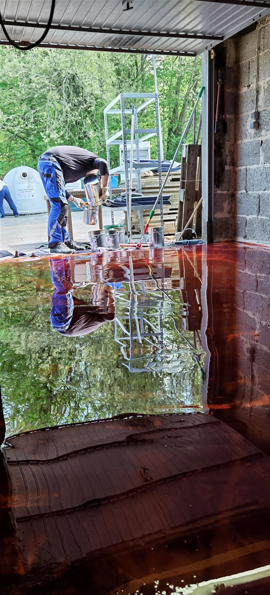 Arbeiten am Bodenbelag in einer Garage